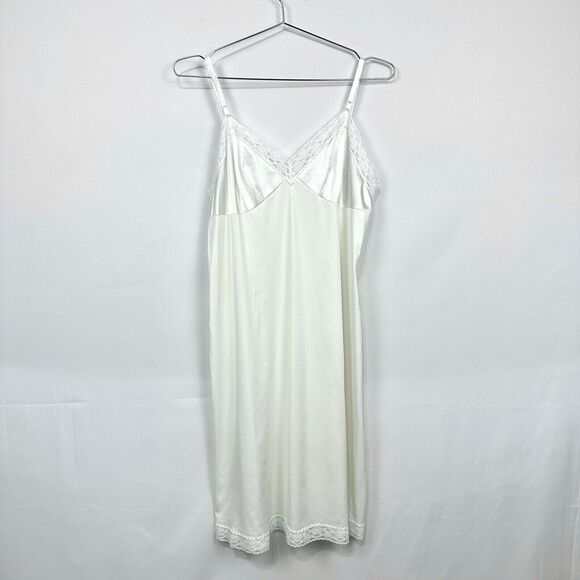 VTG Vanity Fair Nylon Slip Adjustable Straps Lace Trim Made in USA Women's 36 - Picture 1 of 7
